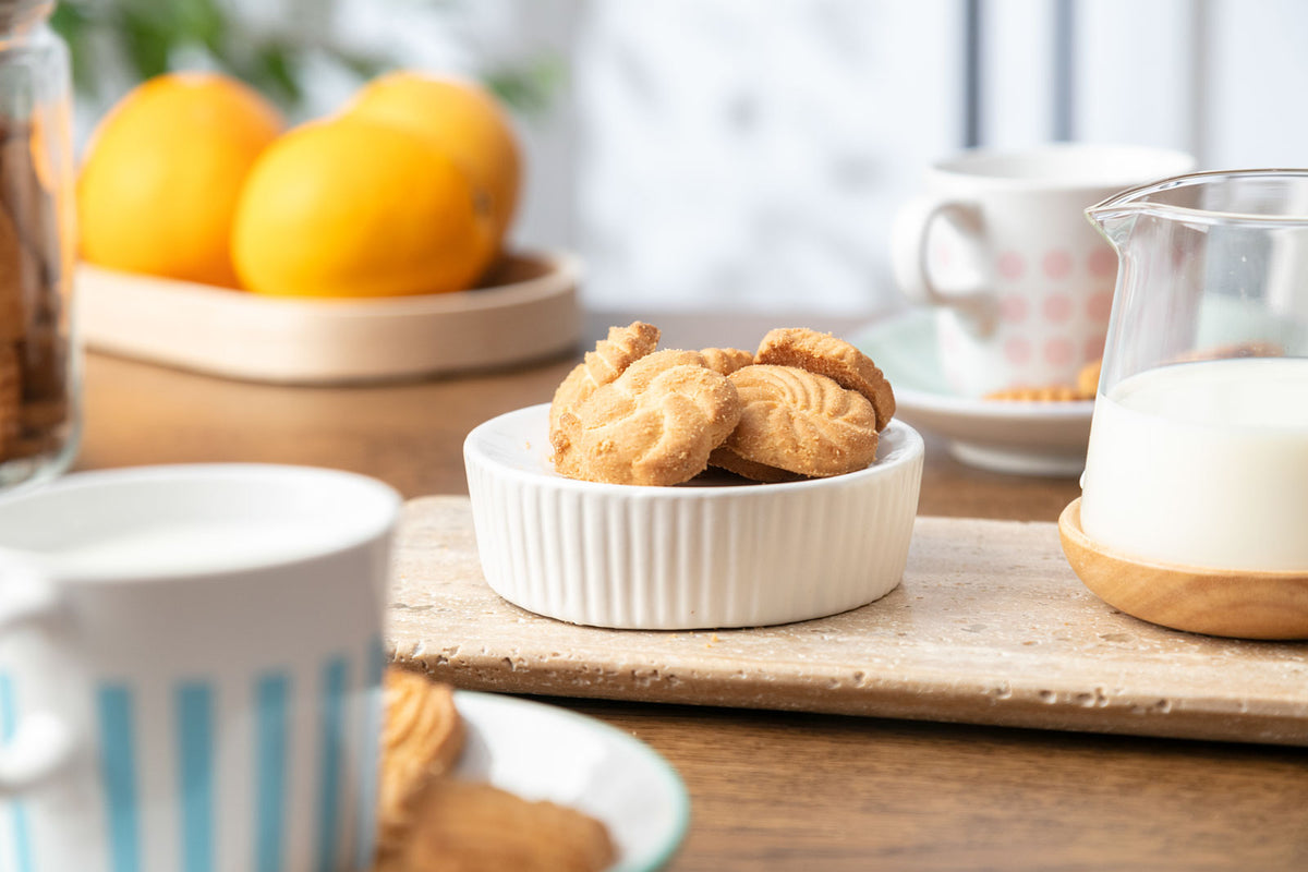 Frollini Classici Frolsi con latte, sulla tavola della colazione